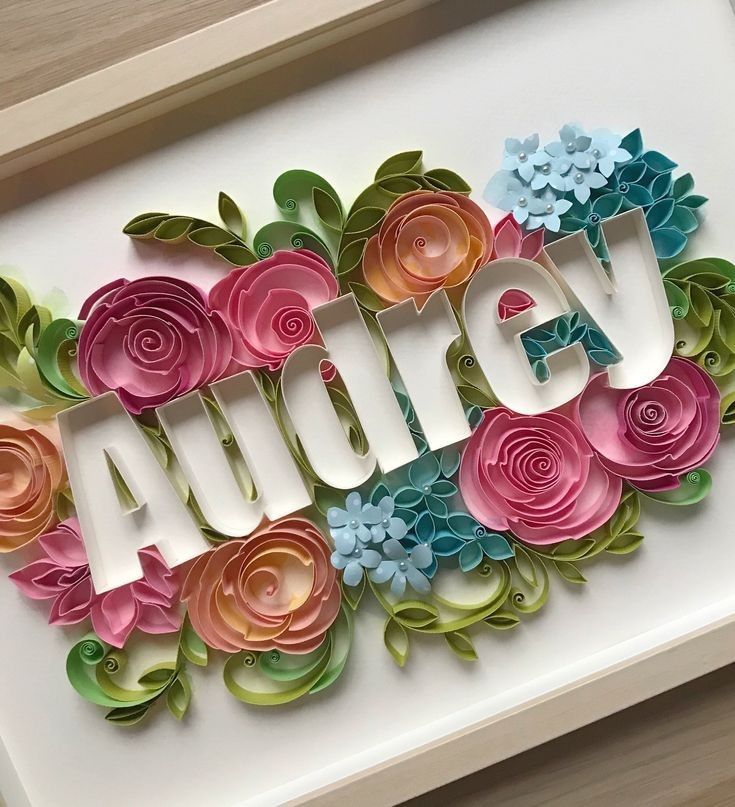 Quadro com nome e flores de papel
